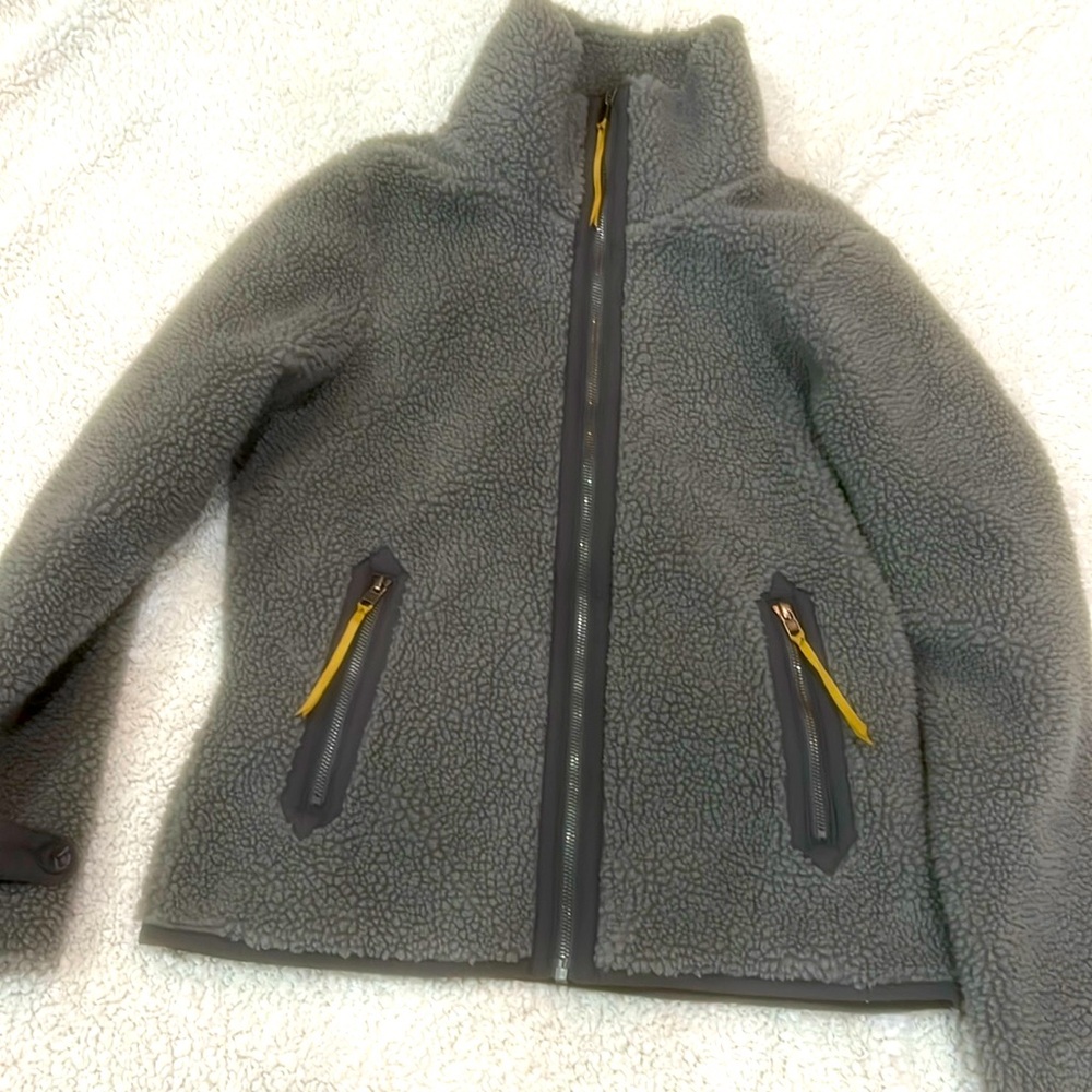 Like New!! Patagonia medium weight fuzzy jacket in gray. Size is small.